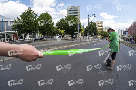 Menschenkette gegen Rassismus in Berlin