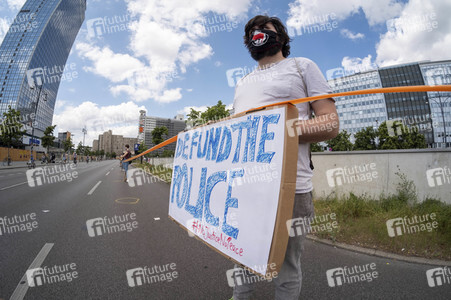 Menschenkette gegen Rassismus in Berlin
