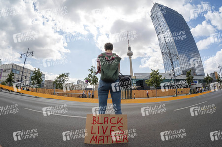 Menschenkette gegen Rassismus in Berlin