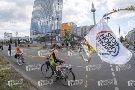Menschenkette gegen Rassismus in Berlin