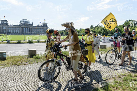 Start der Aktionswoche von Extinction Rebellion in Berlin