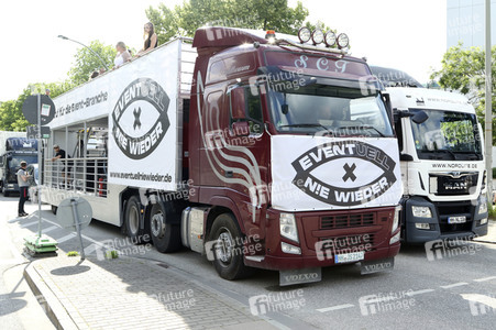 Autokorso unter dem Motto 'EVENTuell nie wieder' in Hamburg