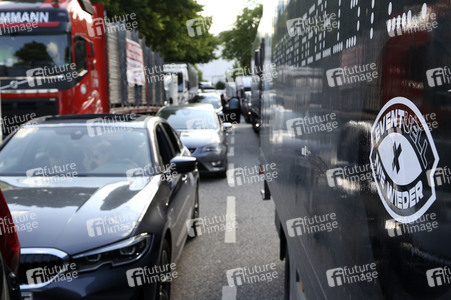 Autokorso unter dem Motto 'EVENTuell nie wieder' in Hamburg