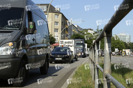 Autokorso unter dem Motto 'EVENTuell nie wieder' in Hamburg