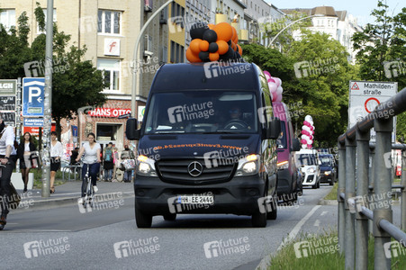 Autokorso unter dem Motto 'EVENTuell nie wieder' in Hamburg
