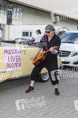 Autokorso unter dem Motto 'EVENTuell nie wieder' in Hamburg