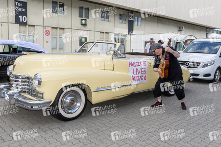 Autokorso unter dem Motto 'EVENTuell nie wieder' in Hamburg