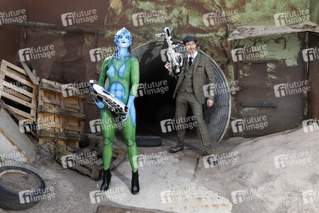 GEEK ART: Außerirdische besuchen die Erde / Aliens Visit Earth Bodypainting