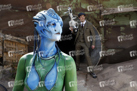 GEEK ART: Außerirdische besuchen die Erde / Aliens Visit Earth Bodypainting