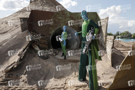 GEEK ART: Außerirdische besuchen die Erde / Aliens Visit Earth Bodypainting