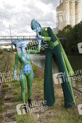 GEEK ART: Außerirdische besuchen die Erde / Aliens Visit Earth Bodypainting