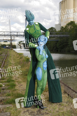 GEEK ART: Außerirdische besuchen die Erde / Aliens Visit Earth Bodypainting