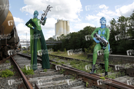 GEEK ART: Außerirdische besuchen die Erde / Aliens Visit Earth Bodypainting