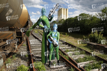 GEEK ART: Außerirdische besuchen die Erde / Aliens Visit Earth Bodypainting