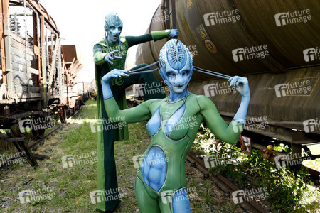 GEEK ART: Außerirdische besuchen die Erde / Aliens Visit Earth Bodypainting