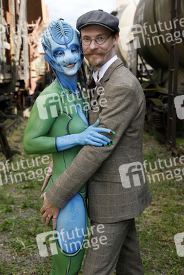 GEEK ART: Außerirdische besuchen die Erde / Aliens Visit Earth Bodypainting