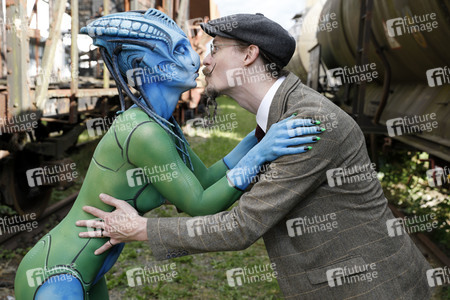 GEEK ART: Außerirdische besuchen die Erde / Aliens Visit Earth Bodypainting