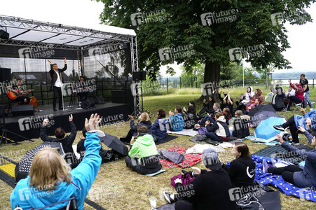 Picknickkonzert mit Billy Andrews / The Dark Tenor & Trio Ensemble in Werder