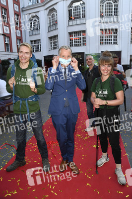 Zieleinlauf der Aktion '750 Kulturkilometer' in Berlin