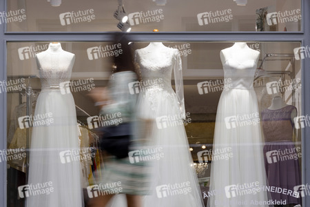 Symbolfoto Brautkleider