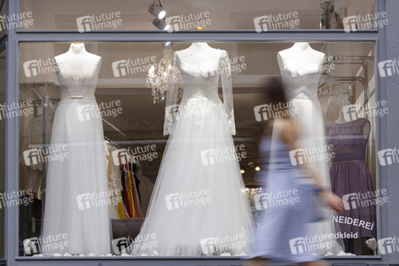 Symbolfoto Brautkleider