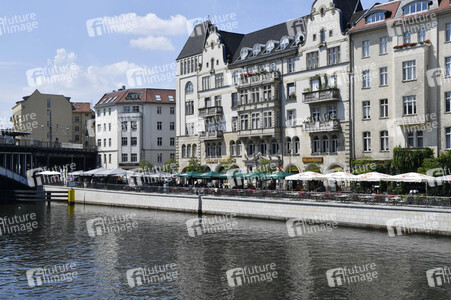 Neue Ufermauer am Schiffbauerdamm in Berlin