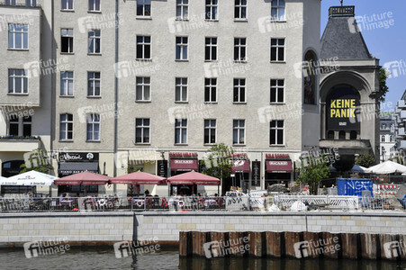 Neue Ufermauer am Schiffbauerdamm in Berlin
