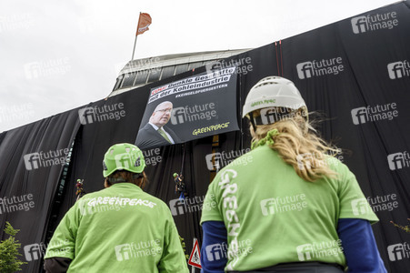 Greenpeace verhüllt die CDU-Parteizentrale in Berlin