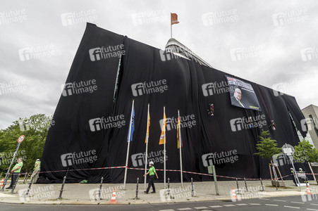 Greenpeace verhüllt die CDU-Parteizentrale in Berlin