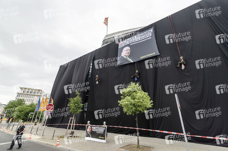 Greenpeace verhüllt die CDU-Parteizentrale in Berlin