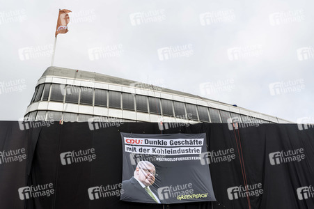 Greenpeace verhüllt die CDU-Parteizentrale in Berlin