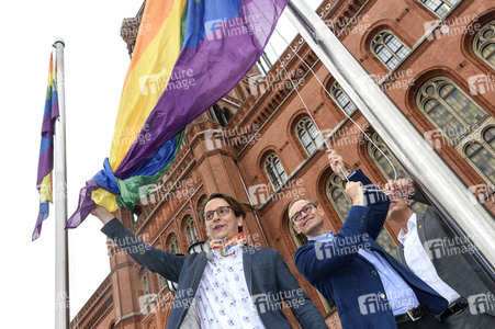 Hissen der Regenbogenflagge zur Eröffnung der Prideweek in Berlin