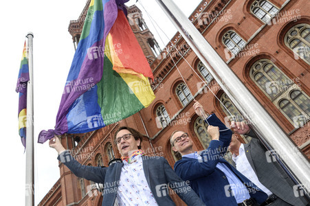 Hissen der Regenbogenflagge zur Eröffnung der Prideweek in Berlin