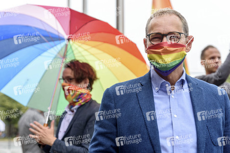 Hissen der Regenbogenflagge zur Eröffnung der Prideweek in Berlin