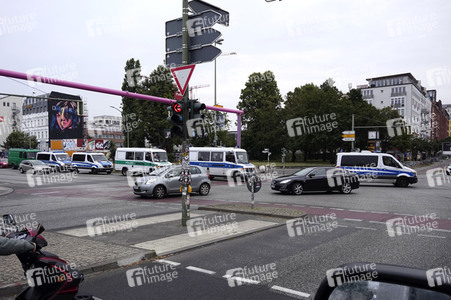 Einsatzfahrzeuge der Polizei unterwegs zu einer Razzia in Berlin
