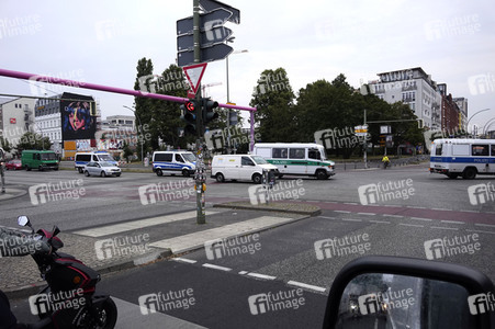 Einsatzfahrzeuge der Polizei unterwegs zu einer Razzia in Berlin