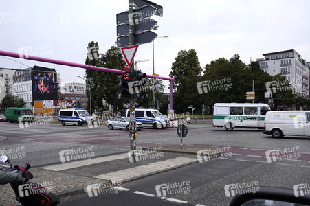 Einsatzfahrzeuge der Polizei unterwegs zu einer Razzia in Berlin
