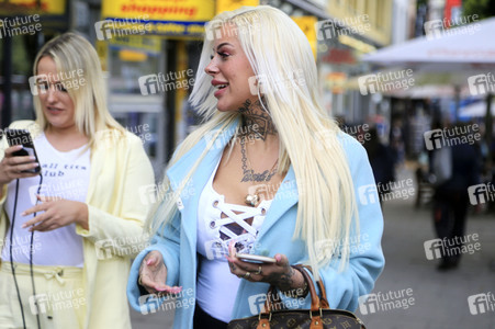 Leoni Baltz mit Freunden auf der Reeperbahn in Hamburg