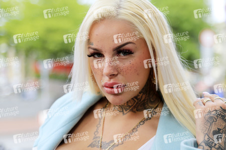 Leoni Baltz mit Freunden auf der Reeperbahn in Hamburg