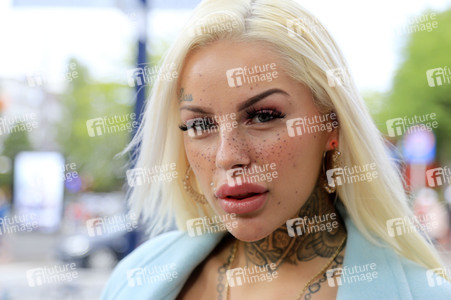 Leoni Baltz mit Freunden auf der Reeperbahn in Hamburg