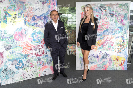 Vernissage 'Paintings from washing machine or New Washed Art' in Hamburg