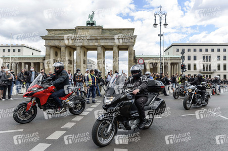Motorradkorso gegen Fahrverbote an Sonn- und Feiertagen in Berlin