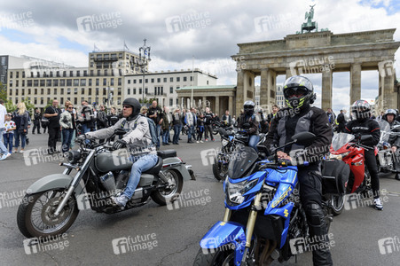 Motorradkorso gegen Fahrverbote an Sonn- und Feiertagen in Berlin