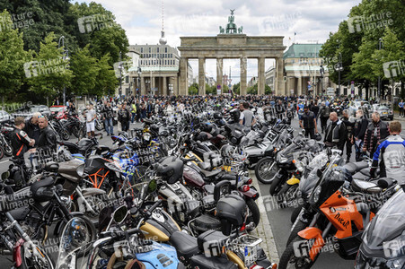 Motorradkorso gegen Fahrverbote an Sonn- und Feiertagen in Berlin
