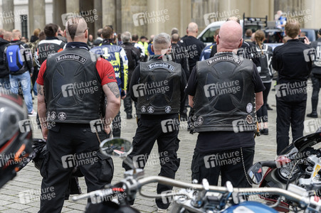 Motorradkorso gegen Fahrverbote an Sonn- und Feiertagen in Berlin