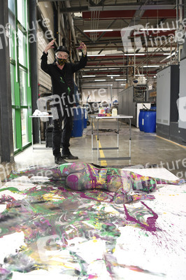 BodyArt Kunstperformance von Jörg Düsterwald mit Aktmodell in Hannover