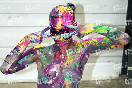 BodyArt Kunstperformance von Jörg Düsterwald mit Aktmodell in Hannover