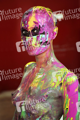 BodyArt Kunstperformance von Jörg Düsterwald mit Aktmodell in Hannover