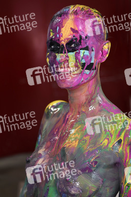 BodyArt Kunstperformance von Jörg Düsterwald mit Aktmodell in Hannover