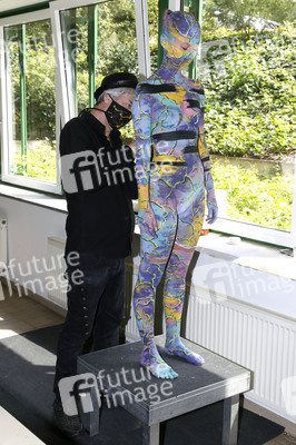 BodyArt Kunstperformance von Jörg Düsterwald mit Aktmodell in Hannover